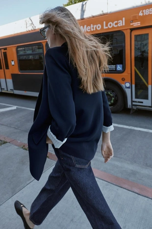 Блейзер с завернутыми рукавами и принтованными манжетами- Заказать в России