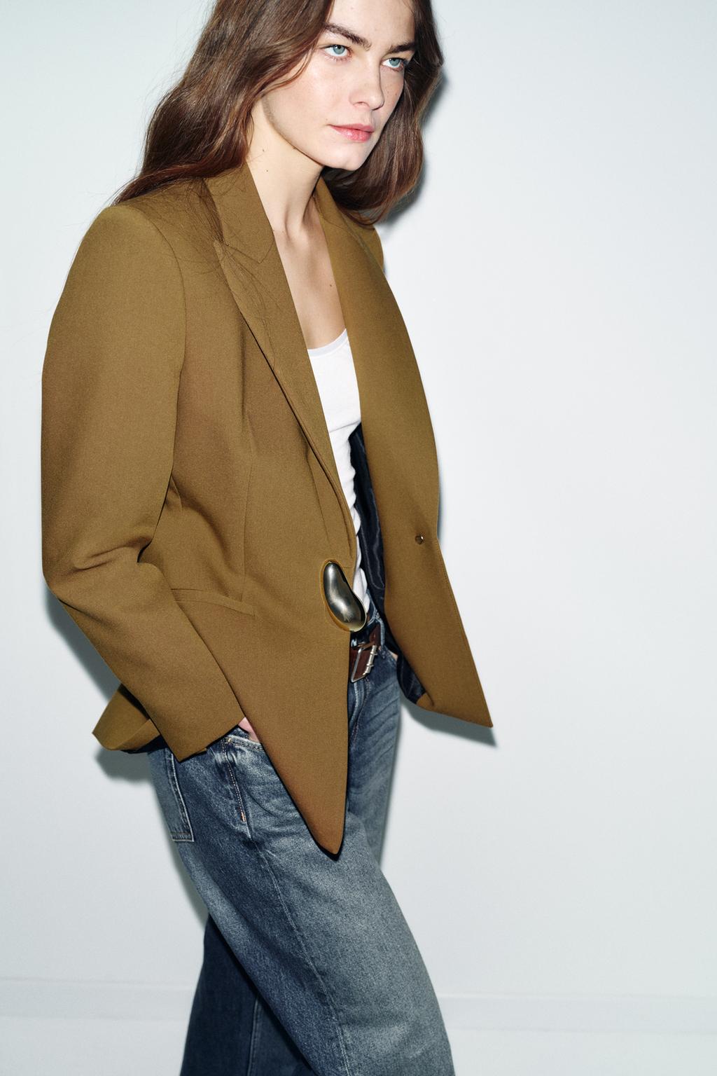 ПРИТАЛЕННЫЙ БЛЕЙЗЕР С ФУРНИТУРОЙ