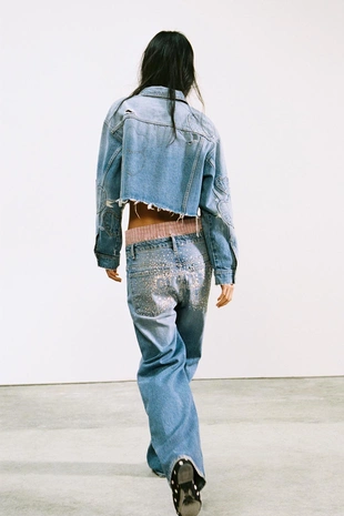 Джинсы прямого кроя со стразами и средней посадкой- Заказать в России