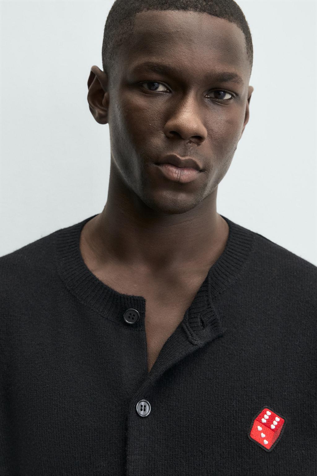 КАРДИГАН С НАШИВКОЙ В ВИДЕ ИГРАЛЬНЫХ КОСТЕЙ И СЕРДЕЦ