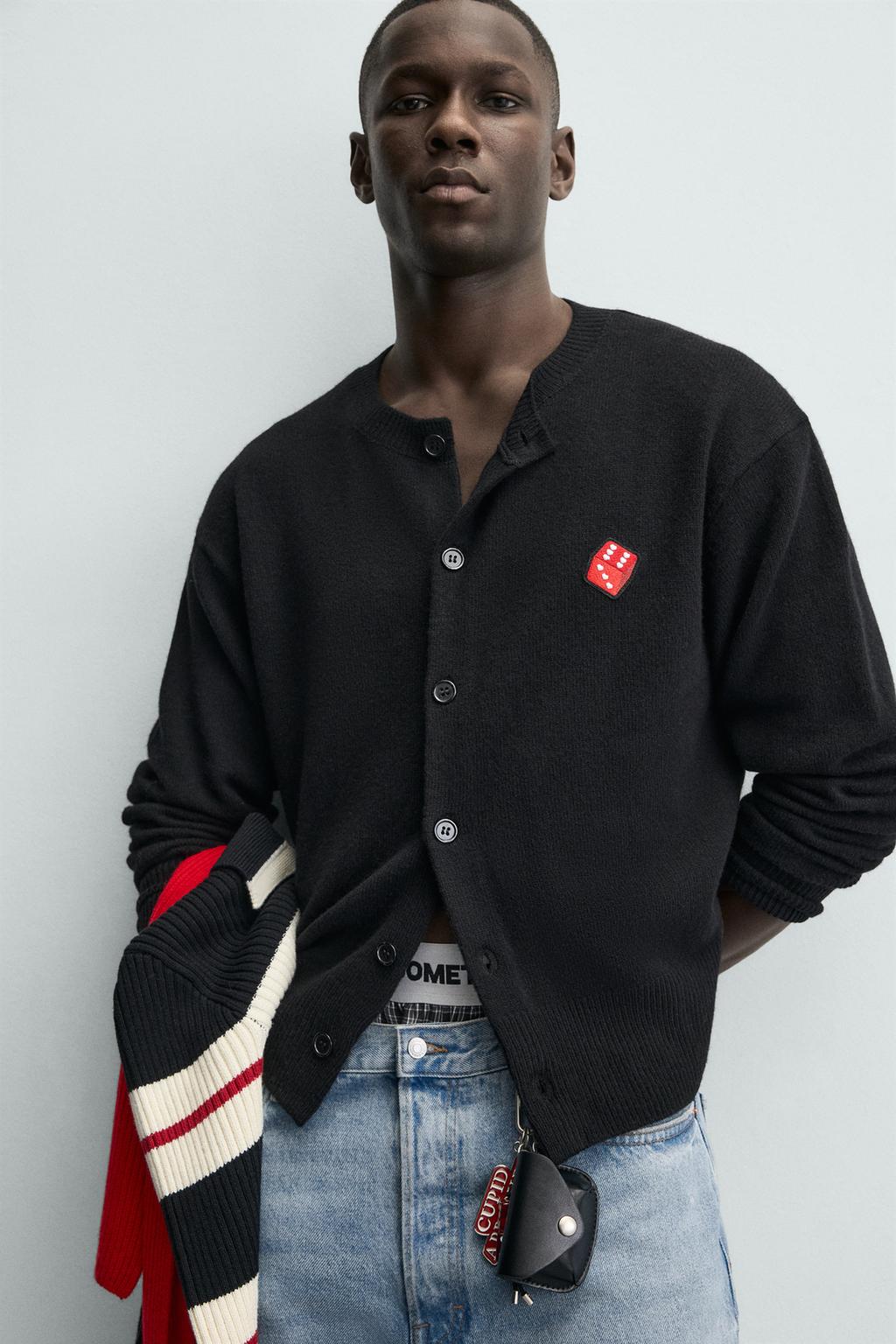 КАРДИГАН С НАШИВКОЙ В ВИДЕ ИГРАЛЬНЫХ КОСТЕЙ И СЕРДЕЦ