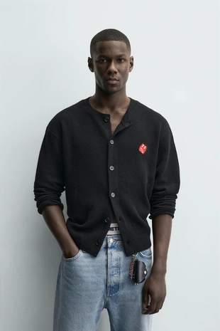 Кардиган с нашивкой в виде игральных костей и сердец- Заказать в России