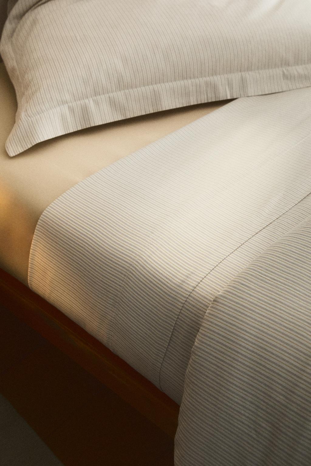 Простыня из хлопка с атласной отделкой в полоску (300 нитей)