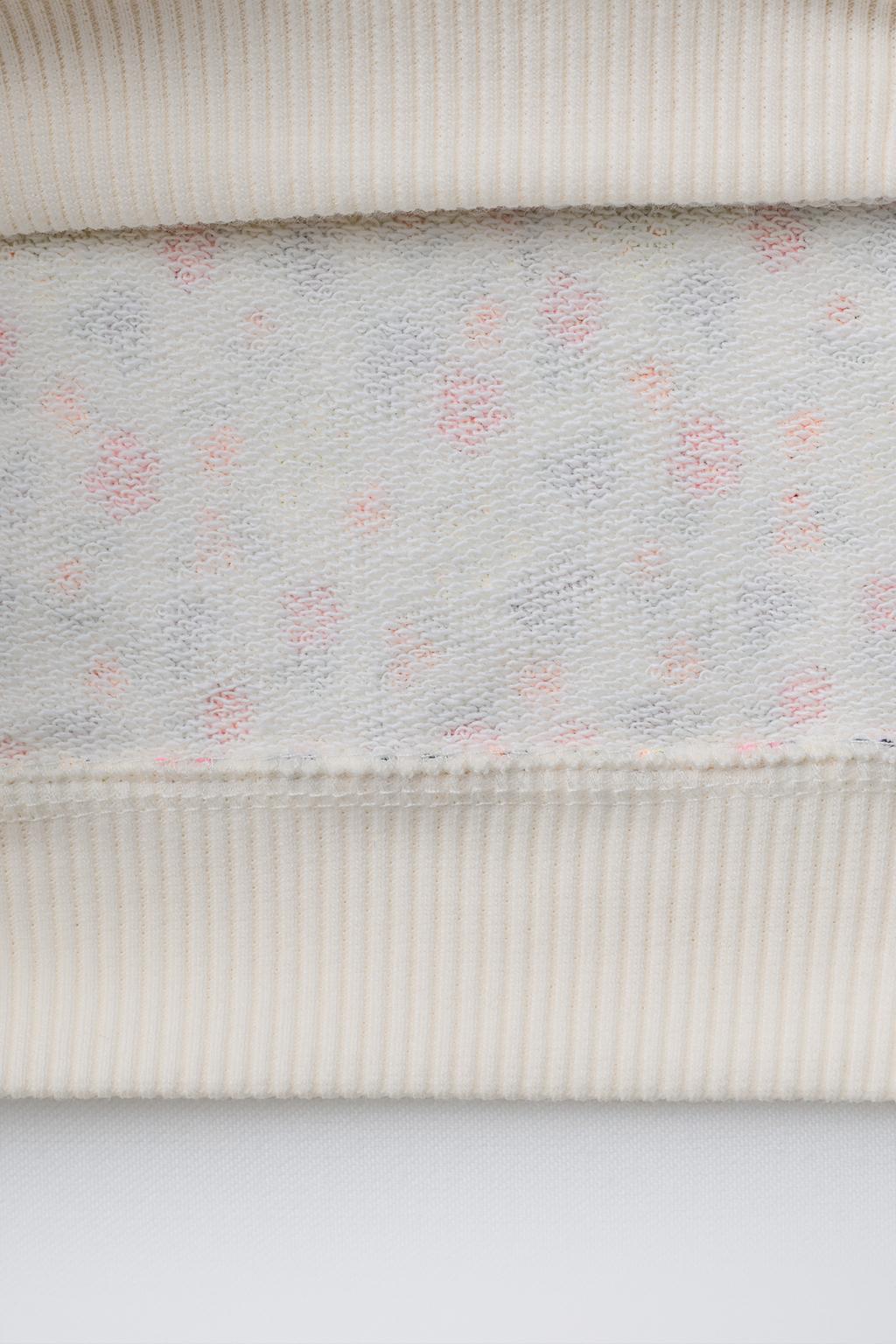 ТОЛСТОВКА С ЦВЕТОЧНЫМ ПРИНТОМ И НАДПИСЬЮ