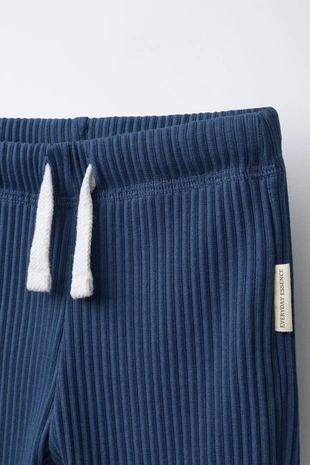 Однотонные легинсы с нашивкой