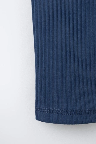 Однотонные легинсы с нашивкой