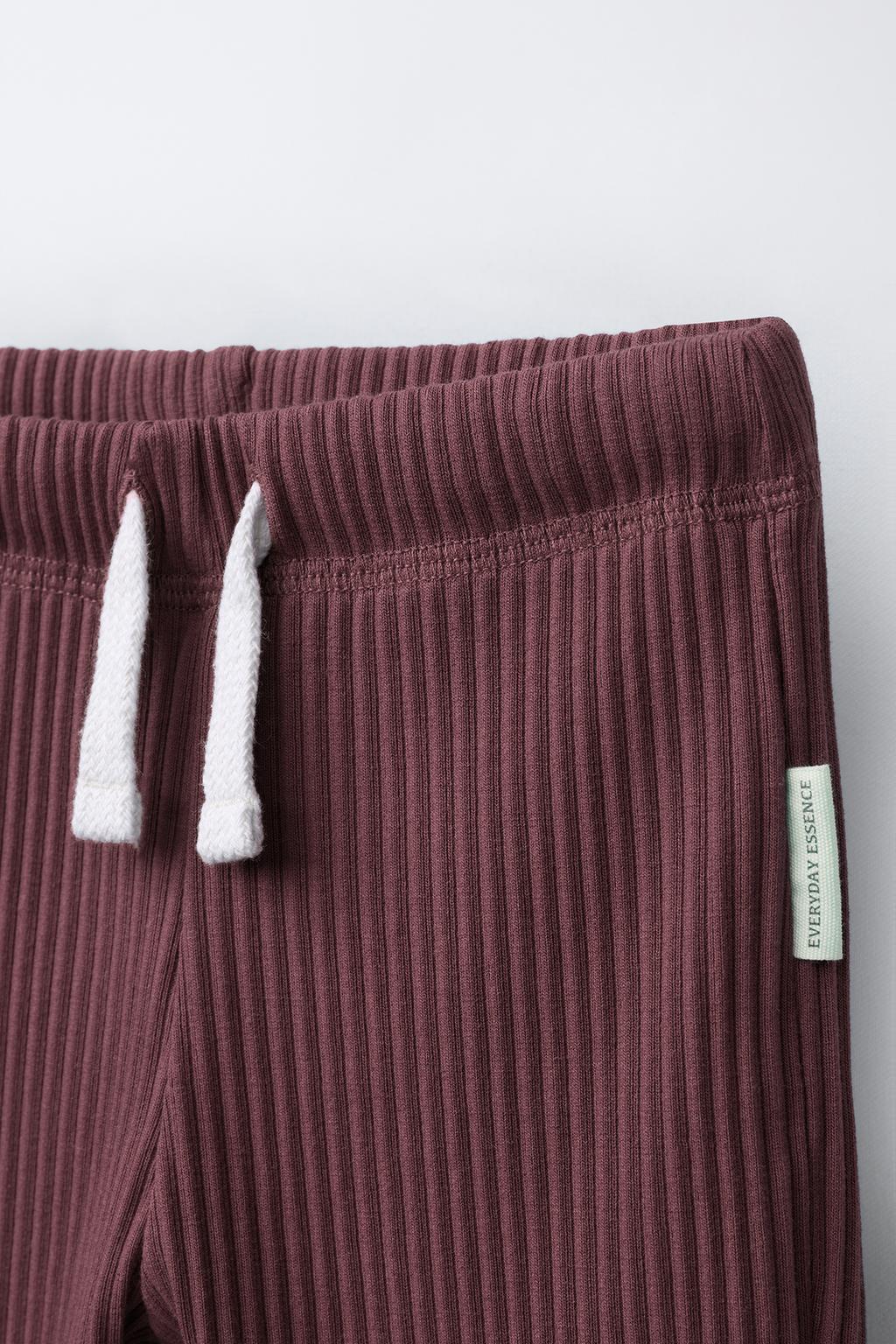 ОДНОТОННЫЕ ЛЕГИНСЫ С НАШИВКОЙ