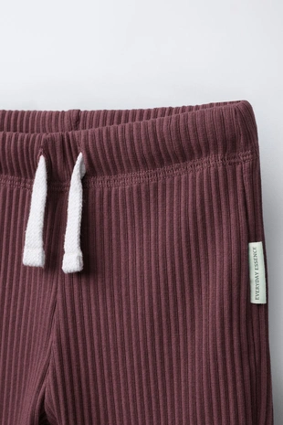 Однотонные легинсы с нашивкой