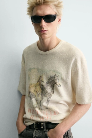 Трикотажная футболка с контрастным принтом- Заказать в России