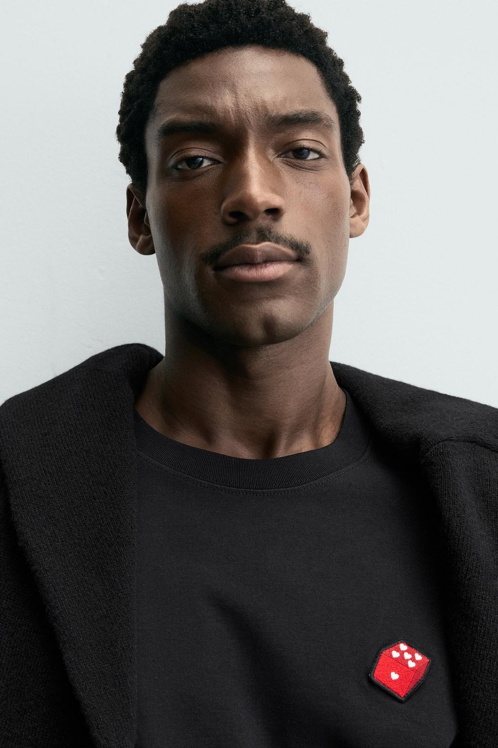 ФУТБОЛКА С НАШИВКОЙ В ВИДЕ ИГРАЛЬНОЙ КОСТИ И СЕРДЕЦ