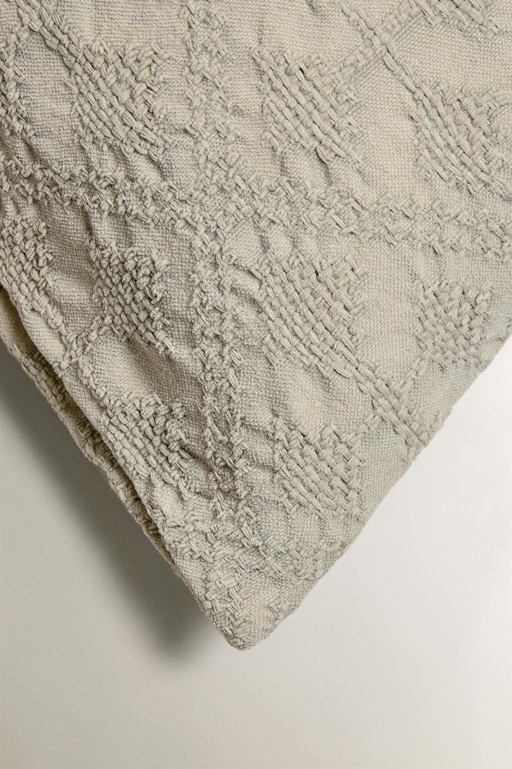 Чехол для подушки с жаккардовым узором