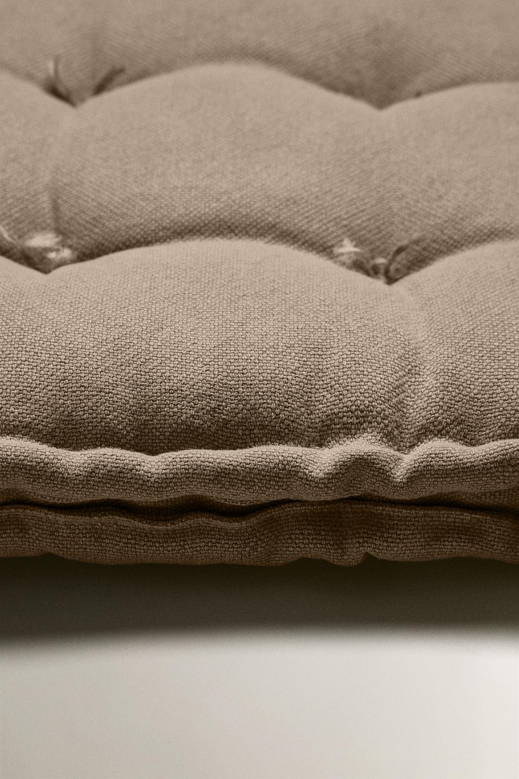 Подушка для сиденья с декоративным стежком