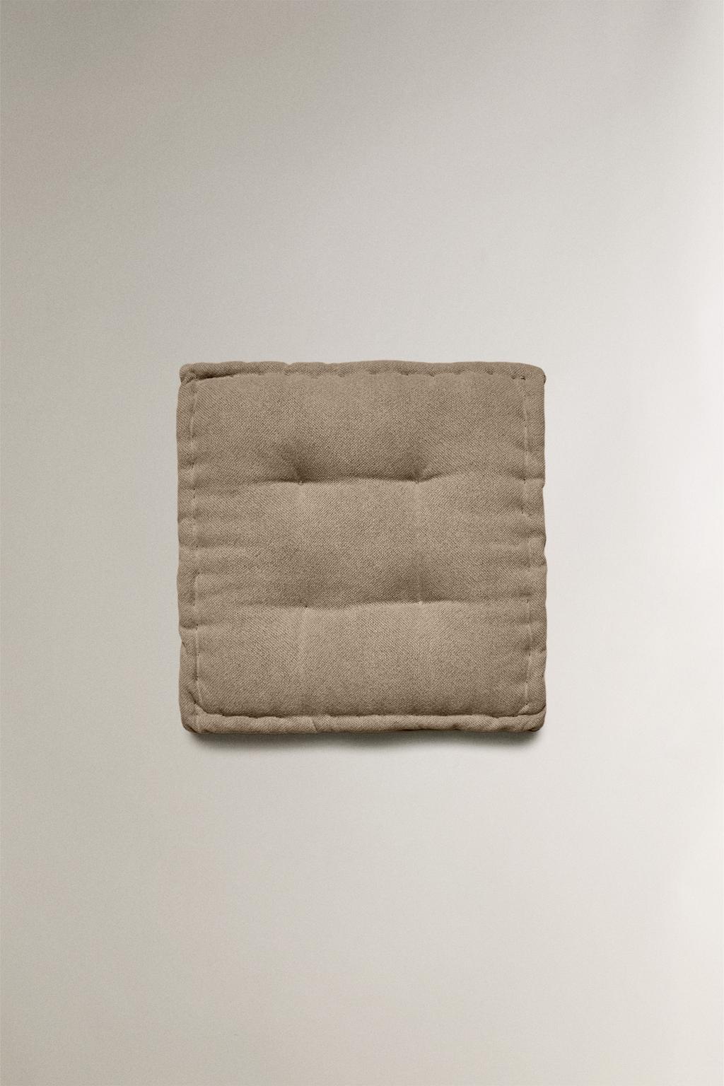 Подушка для сиденья с декоративным стежком