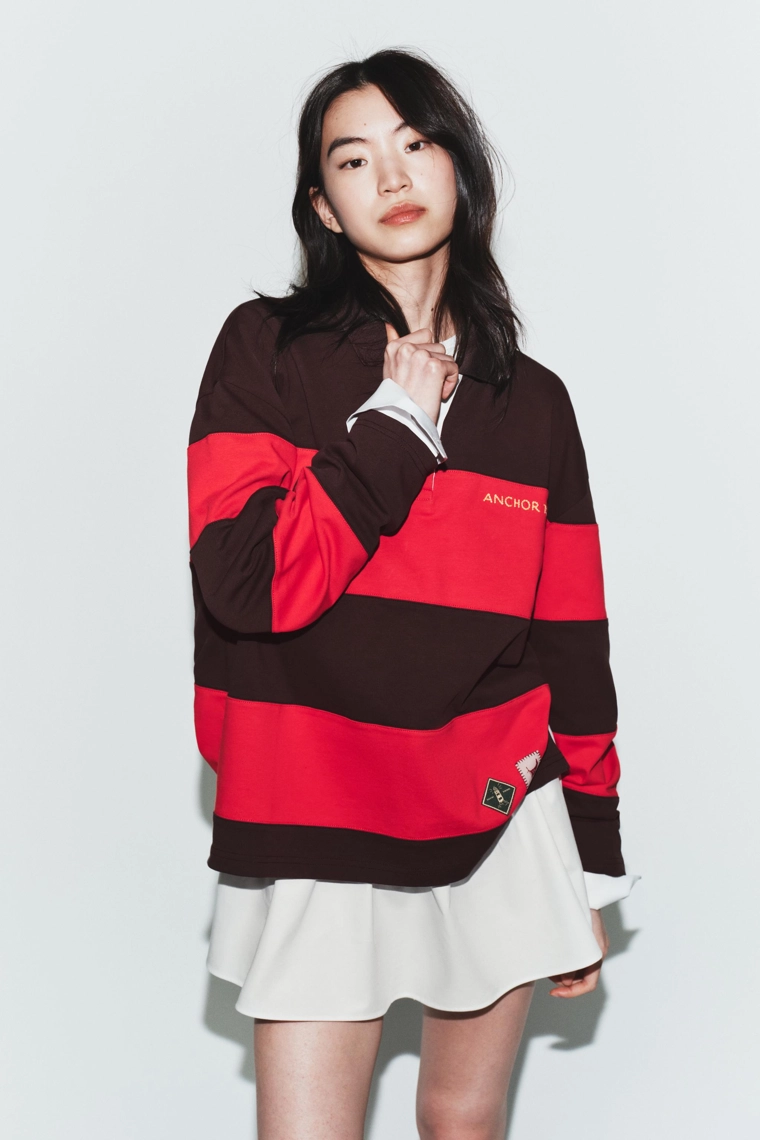 Поло с полосатым декором и нашивками