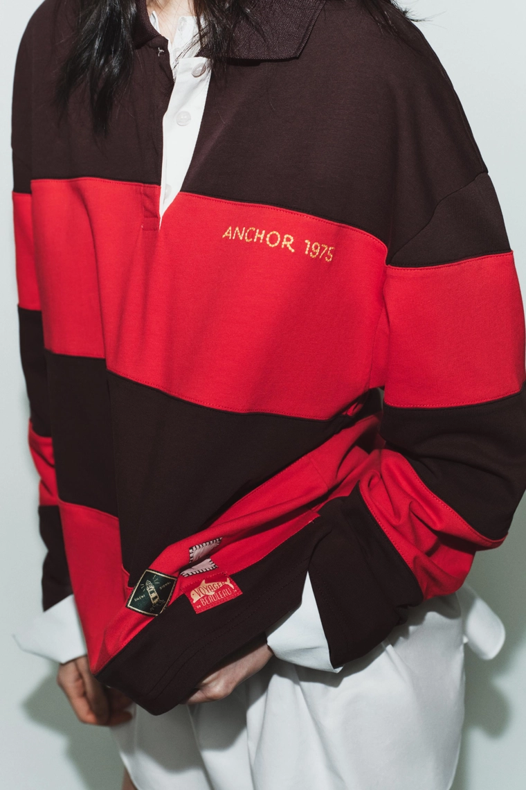 Поло с полосатым декором и нашивками