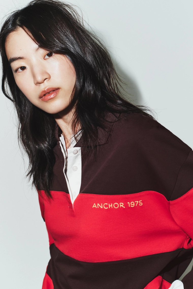 Поло с полосатым декором и нашивками