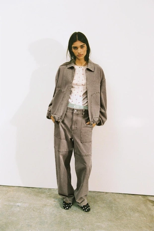 Футболка с перфорацией и цветами- Заказать в России