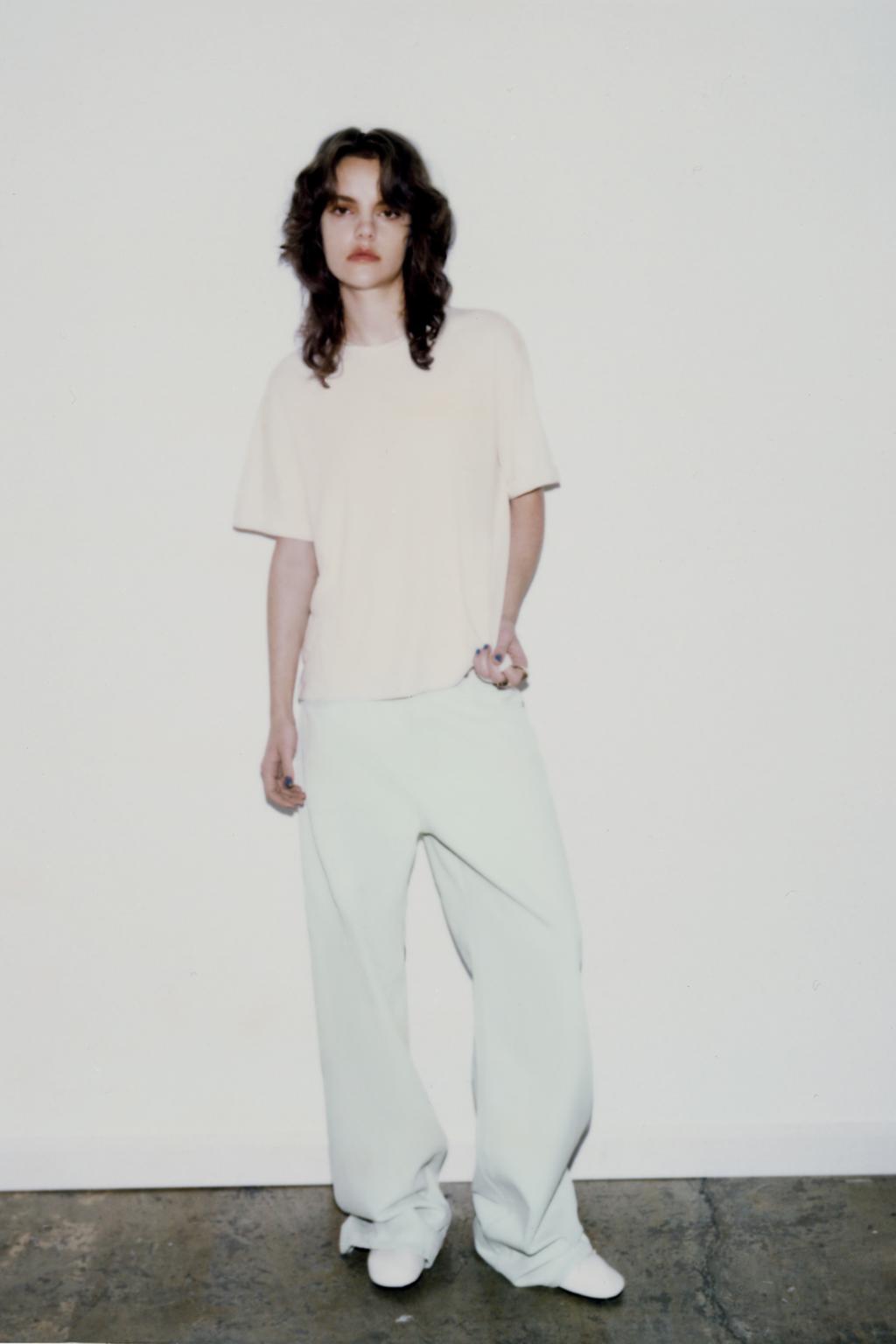 СВОБОДНАЯ ФУТБОЛКА С КОРОТКИМИ РУКАВАМИ