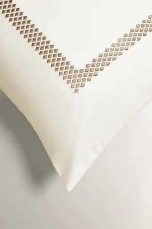 Наволочка с геометрической вышивкой из сатина- Заказать в России