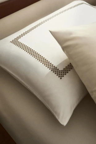 Наволочка с геометрической вышивкой из сатина- Заказать в России