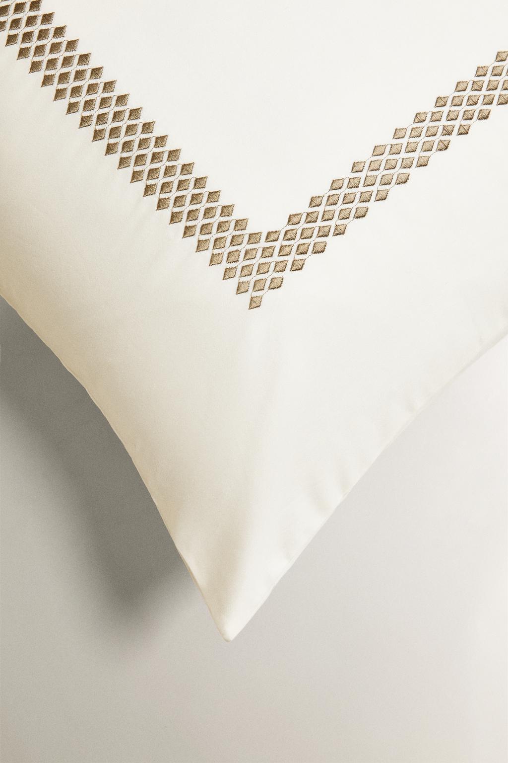 Наволочка с геометрической вышивкой из сатина