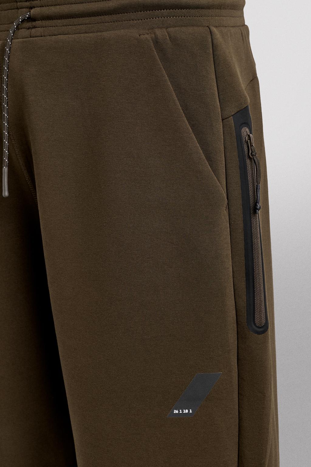 БРЮКИ ИЗ ВЫСОКОТЕХНОЛОГИЧНОЙ ТКАНИ НА МОЛНИИ