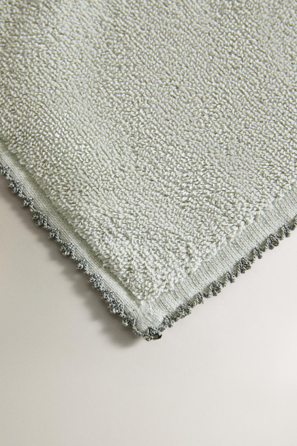 Полотенце для ванны с отделкой каймой