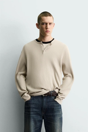 Свитер с рельефной тканью и отложным воротником