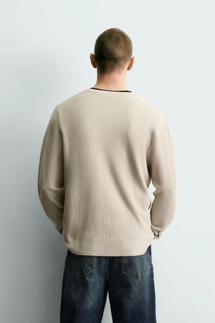 Свитер с рельефной тканью и отложным воротником