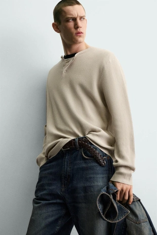 Свитер с рельефной тканью и отложным воротником- Заказать в России