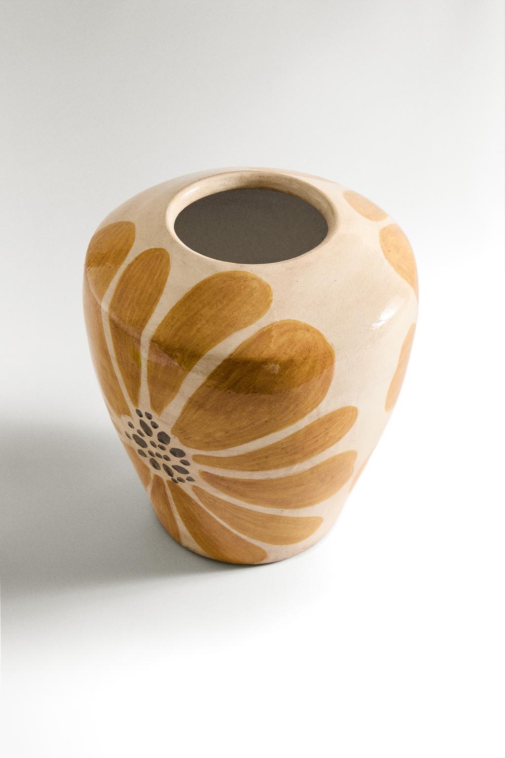 Терракотовая ваза с цветочным рисунком