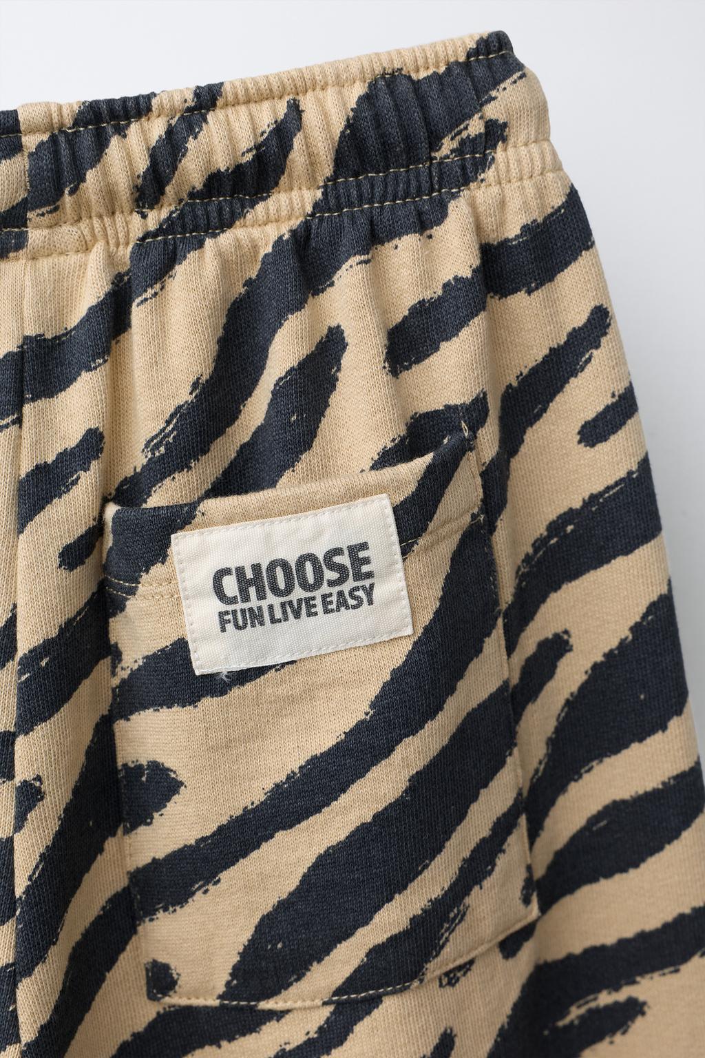 БРЮКИ STRAIGHT ИЗ МЯГКОЙ ТКАНИ С АНИМАЛИСТИЧЕСКИМ ПРИНТОМ