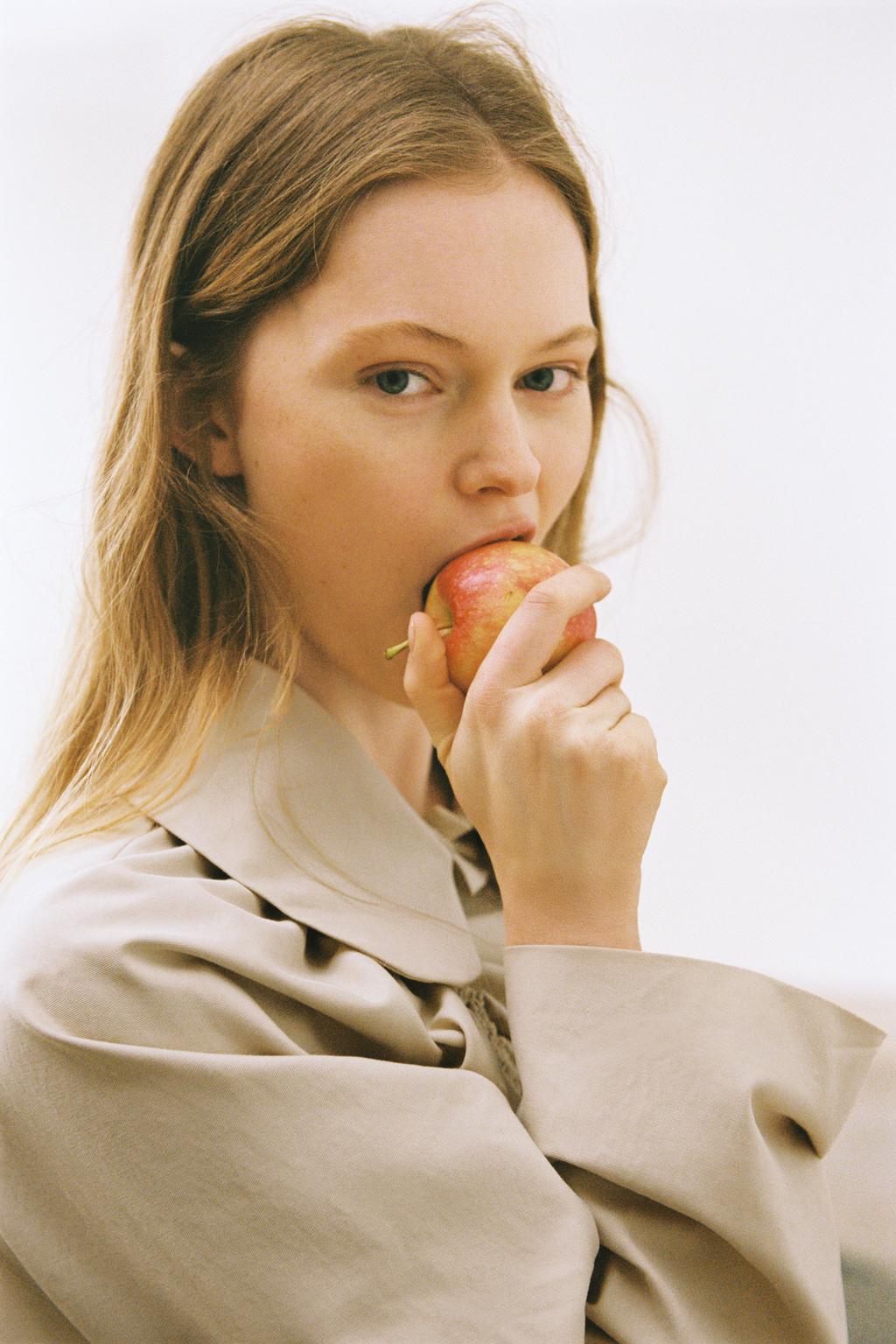 КОРОТКАЯ КУРТКА-ТРЕНЧ С РЮШАМИ