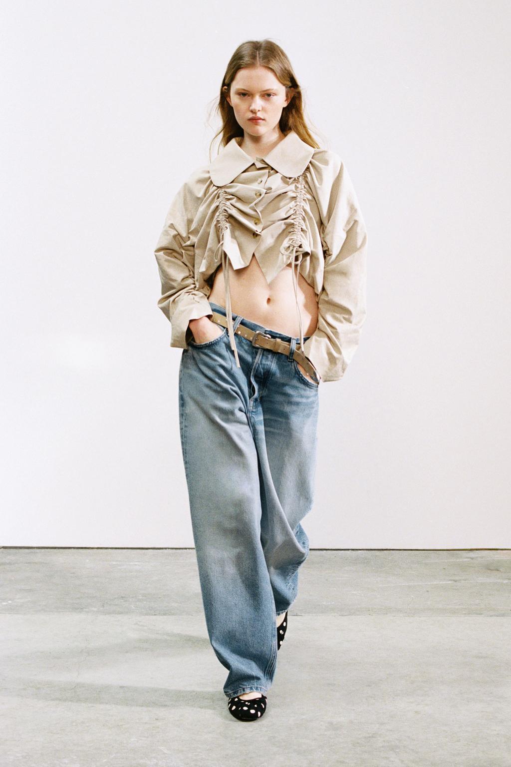 КОРОТКАЯ КУРТКА-ТРЕНЧ С РЮШАМИ