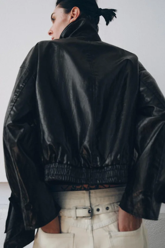 КУРТКА ИЗ ИСКУССТВЕННОЙ КОЖИ С ШАРФОМ — коллекция Zara «ZW»