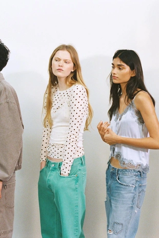 Майка из ажурного трикотажа на бретелях- Заказать в России