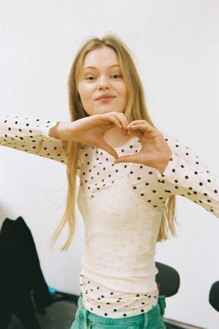 Майка из ажурного трикотажа на бретелях- Заказать в России