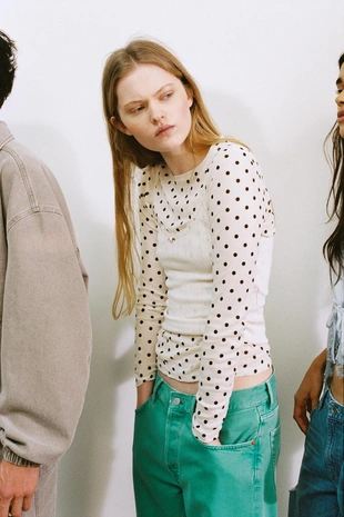 Майка из ажурного трикотажа на бретелях- Заказать в России