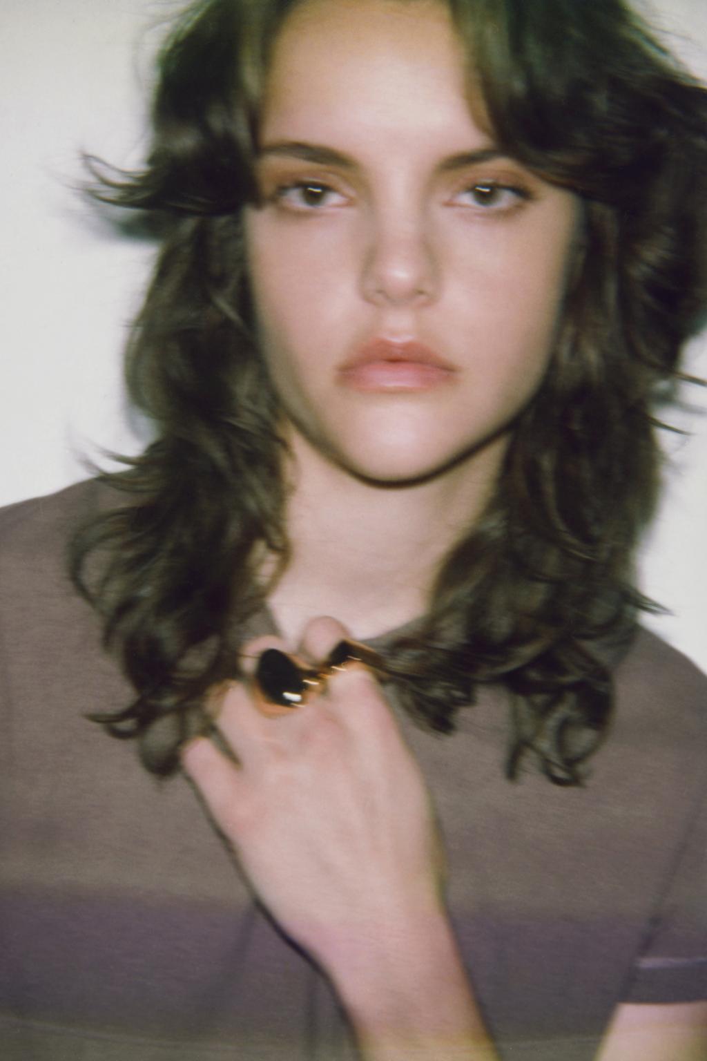 ФУТБОЛКА С КОРОТКИМИ РУКАВАМИ И ЭФФЕКТОМ ДВОЙНОГО НИЗА