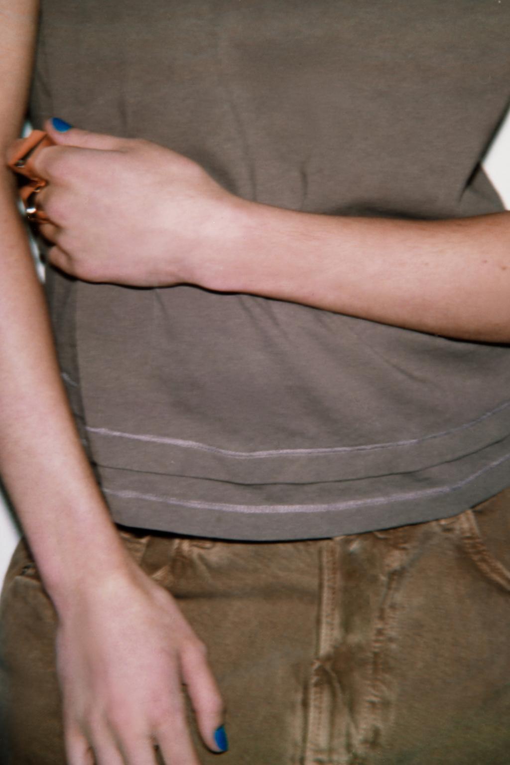 ФУТБОЛКА С КОРОТКИМИ РУКАВАМИ И ЭФФЕКТОМ ДВОЙНОГО НИЗА