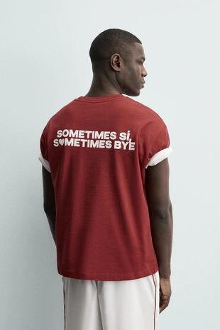 Футболка со вшитым карманом и надписью