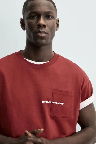 Футболка со вшитым карманом и надписью- Заказать в России