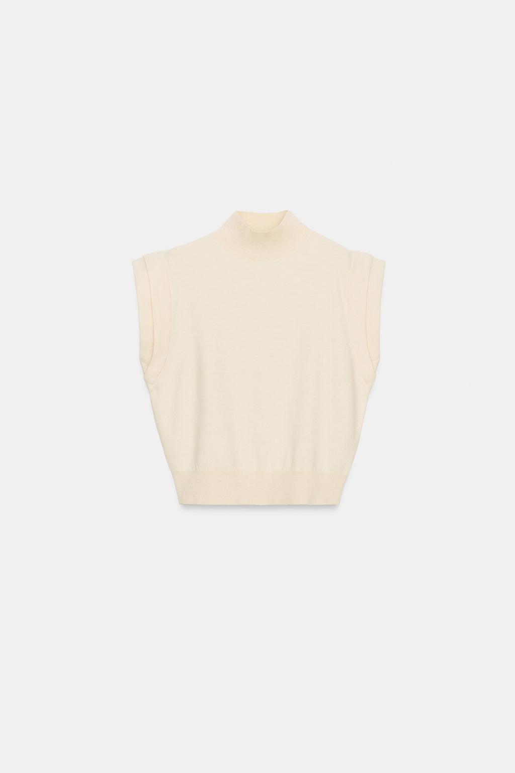 ТРИКОТАЖНЫЙ ТОП С АКЦЕНТИРОВАННЫМИ ПЛЕЧАМИ