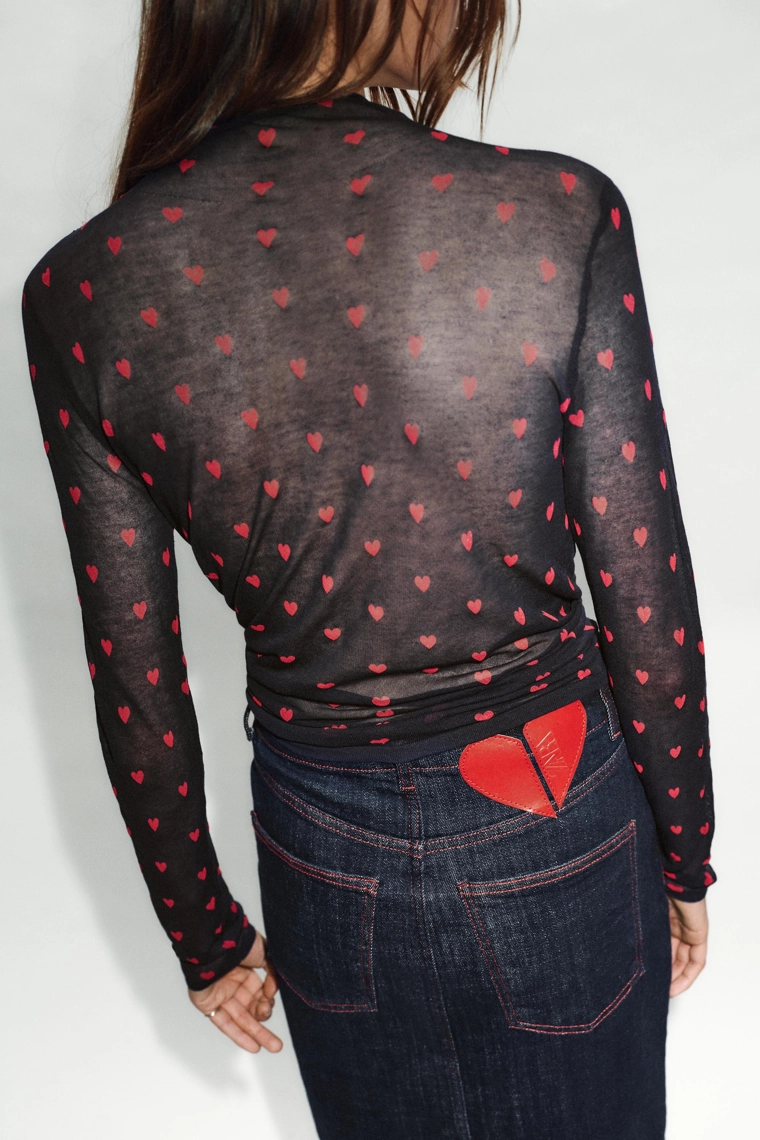 Тонкий трикотажный топ с сердечками