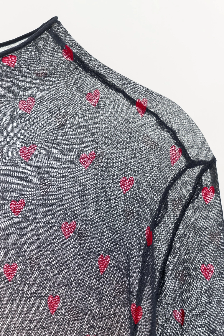 Тонкий трикотажный топ с сердечками