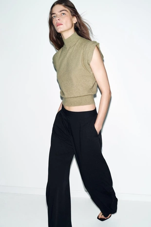 Трикотажный топ с акцентом на плечи- Заказать в России