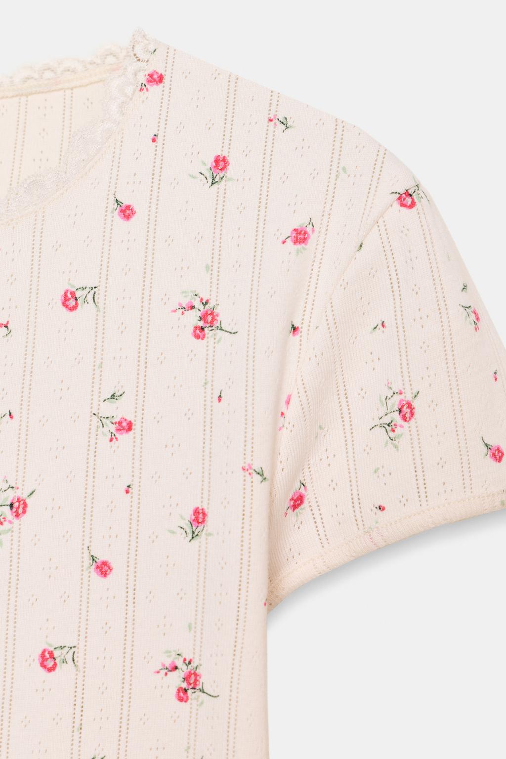 ФУТБОЛКА С ПЕРФОРАЦИЕЙ И ЦВЕТАМИ