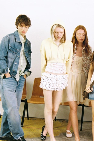 Футболка с перфорацией и цветами- Заказать в России