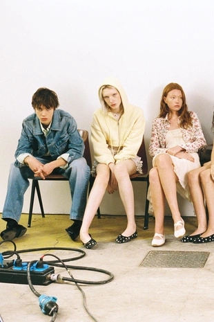 Футболка с перфорацией и цветами- Заказать в России