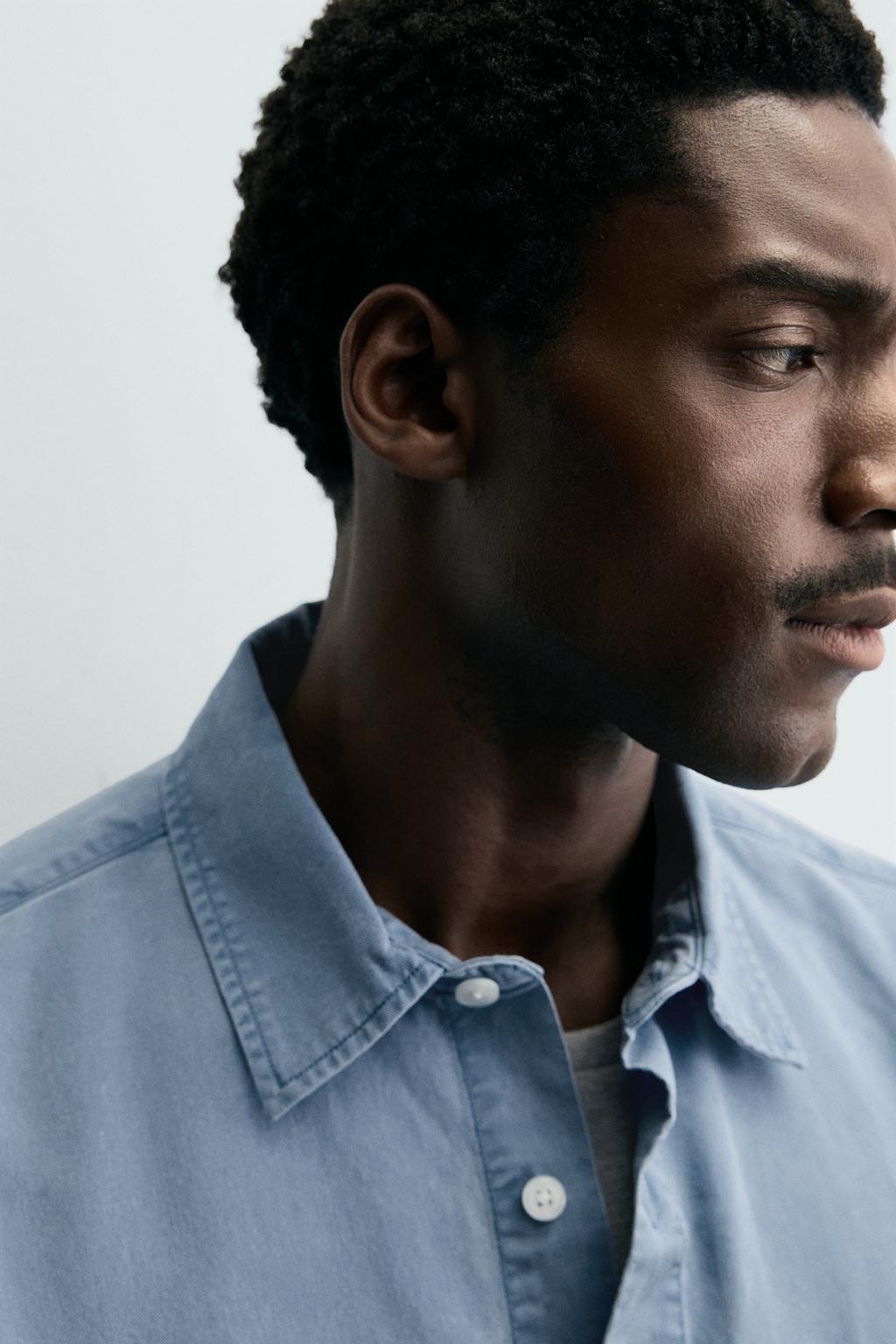 РУБАШКА С ЭФФЕКТОМ ПОТЕРТОСТИ ИЗ СТРУЯЩЕЙСЯ ТКАНИ